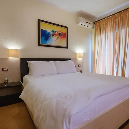 Ibiza Hotell Golem (Tirana)